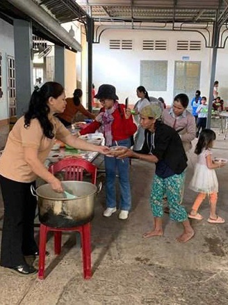 Mang yêu thương đến người nghèo, câu chuyện 'cho đi' của một cô giáo