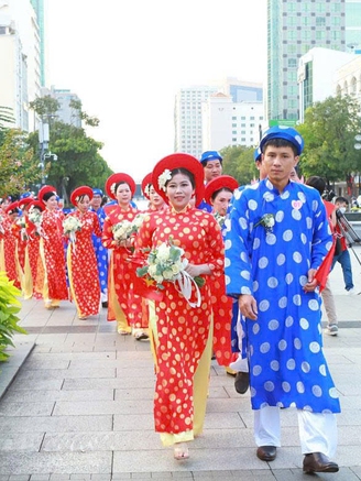 Độc đáo 50 cô dâu, chú rể di chuyển bằng metro, buýt đường sông trong lễ cưới