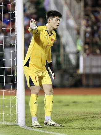 Vị trí nhạy cảm nhất đội tuyển Việt Nam: Thời của thủ môn cao 1,91 m đã đến?