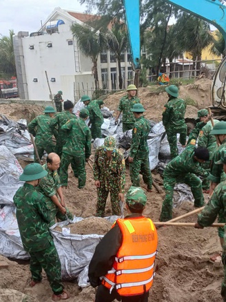 Tan hoang bờ kè sông Hàn do thủy triều kết hợp sóng lớn 