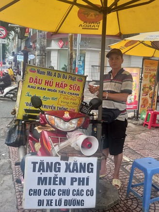 Chàng trai khuyết tật bán đậu hũ kiếm tiền phát cháo cho người nghèo