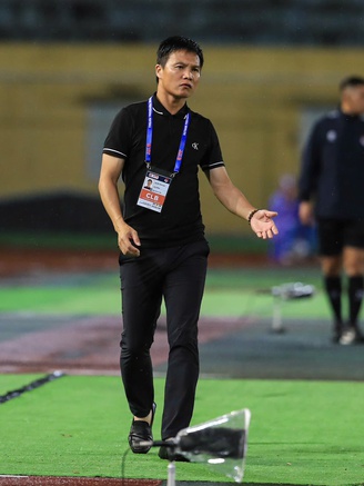 'Cối xay' V-League khắc nghiệt, càng giúp HLV nội lên tay?