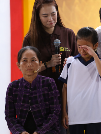 Thanh Thảo bật khóc trước cô bé 10 tuổi chưa từng biết mặt cha