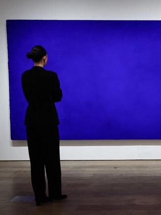 Tranh chỉ một màu xanh bán được 500 tỉ đồng