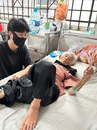 Chàng trai hiếu thảo bỏ việc chăm bà ở bệnh viện khiến hàng nghìn người xúc động