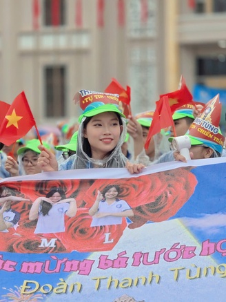 Chung kết Đường lên đỉnh Olympia 2025: Đội mưa cổ vũ Đoàn Thanh Tùng