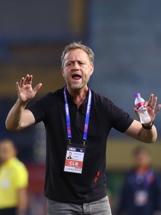 HLV Lê Huỳnh Đức chê học trò nôn nóng, HLV Polking 'Tiến Linh hay nhất Việt Nam, nhưng...'