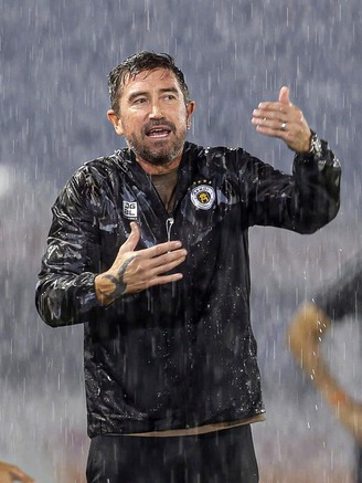 HLV Kewell ngán ngẩm mặt sân V-League: 'Tôi chưa từng thấy thứ này bao giờ'