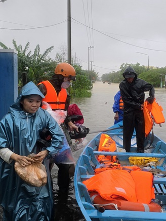 Người trẻ Đà Nẵng vượt lũ tiếp tế vùng lụt: 'Ủng hộ cho ai cũng được'