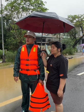 Xuyên đêm cứu hộ người dân, nhận 600 cuộc gọi trong đêm