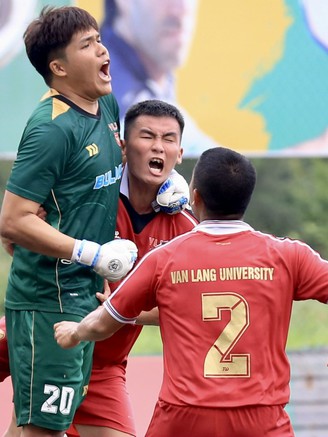 Kịch tính bóng đá sinh viên: 2 thẻ đỏ cùng 2 quả phạt đền, gay cấn đến giờ chót