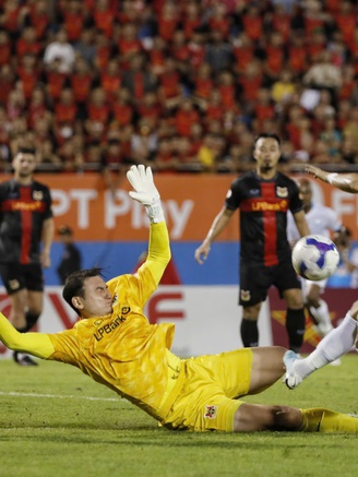 Đôi chân Văn Lâm khiến đội tuyển Việt Nam vừa mừng vừa... lo: 'Tường thép' trở lại