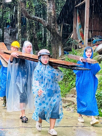 Thanh niên giúp người dân vùng bị mưa lũ chia cắt