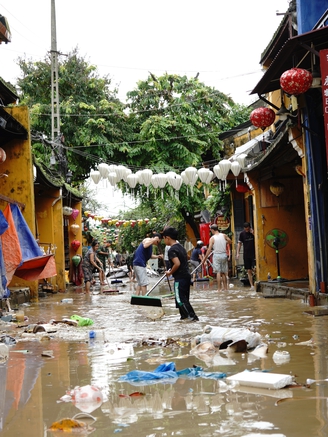 Tan hoang sau đợt lũ, người Hội An hối hả ‘nước rút đến đâu, dọn đến đó’
