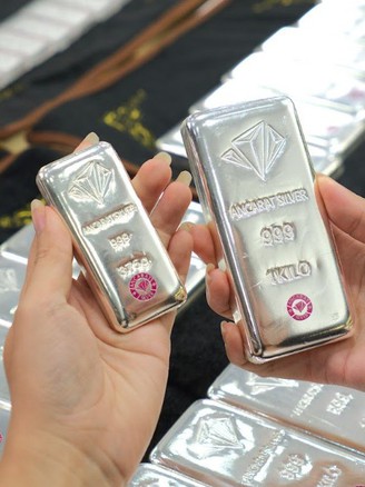 Giá vàng cao chót vót nhiều người trẻ chuyển sang thích chơi... bạc