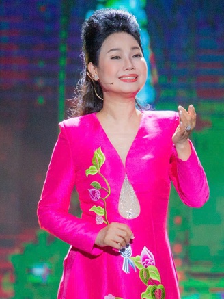 Ca sĩ ‘Mưa bụi’ rẽ sang hát nhạc Phật giáo là ai?