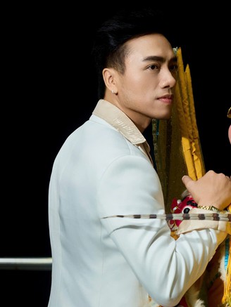 Dương Quốc Hưng tri ân tiền nhân qua bộ ảnh hát bội