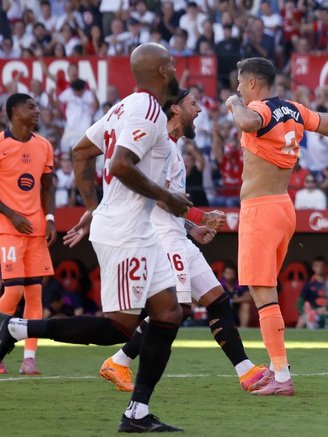 Phạt đền tranh cãi khiến Barcelona thảm bại không tưởng, Man City đang lặng lẽ tiến lên