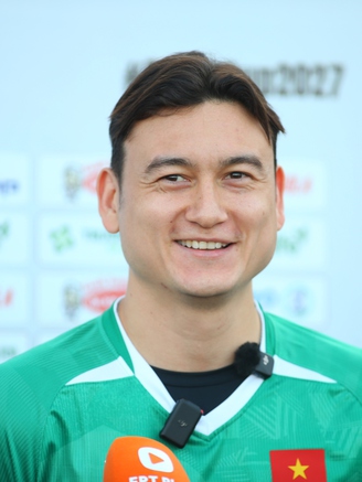 Đặng Văn Lâm tươi như hoa ngày trở lại, nói điều bất ngờ về cuộc cạnh tranh với sao trẻ HAGL?