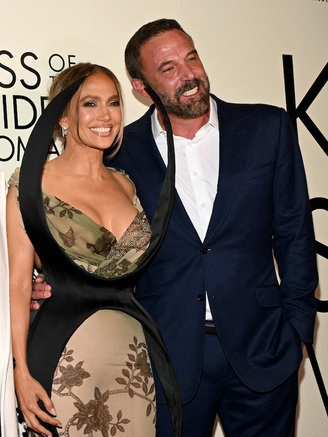 Jennifer Lopez và Ben Affleck sánh bước trên thảm đỏ sau một năm ly hôn