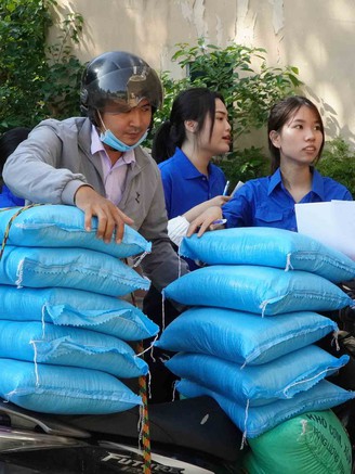 Sinh viên quyên góp hàng chục tấn hàng tiếp sức vùng bão, lũ