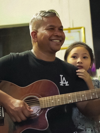 Nghệ sĩ nhạc cụ dân tộc người J'rai nuôi 11 em nhỏ bị bỏ rơi