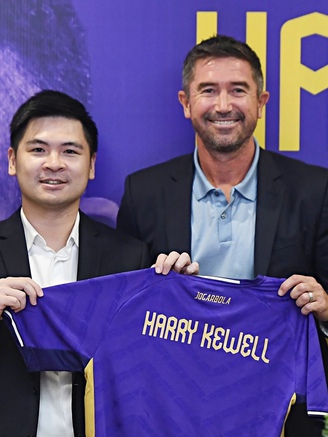 Sếp lớn CLB Hà Nội nói điều bất ngờ trong ngày huyền thoại Harry Kewell ra mắt truyền thông