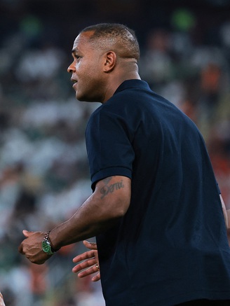 HLV Kluivert thất vọng ê chề vì Indonesia thua đau, bất ngờ đưa trọng tài lên tận mây xanh