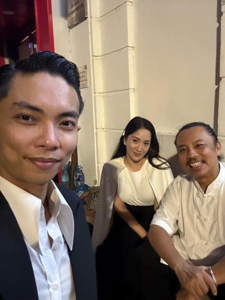 Vợ chồng Khánh Thi - Phan Hiển mừng sinh nhật Chí Anh