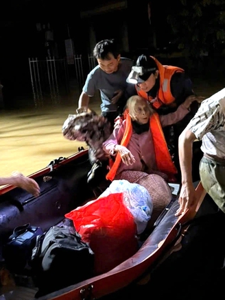 Không ngại nguy hiểm, nhiều ngày liền dấn thân vào vùng ngập nước giúp người