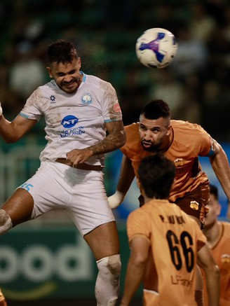 Kỳ lạ V-League: Nhà vô địch đua trụ hạng với HAGL, chưa biết ai hơn ai