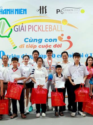 Xúc động khi 400 triệu đồng được trao tận tay các em nhỏ mồ côi