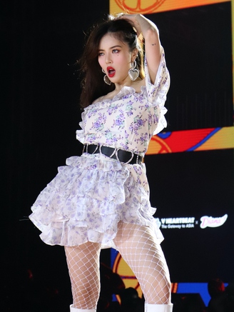 'Nữ hoàng gợi cảm' HyunA xin lỗi sau vụ ngất xỉu trên sân khấu