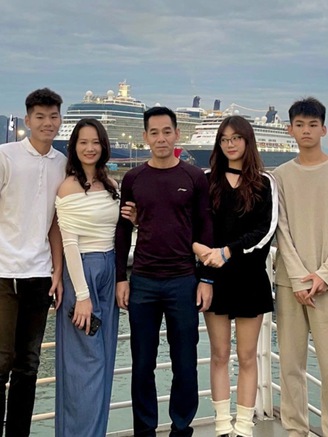 'Bờ vai' vững chãi của sao U.23 Việt Nam Nguyễn Hiểu Minh: Con đi đâu, bố mẹ theo đấy!