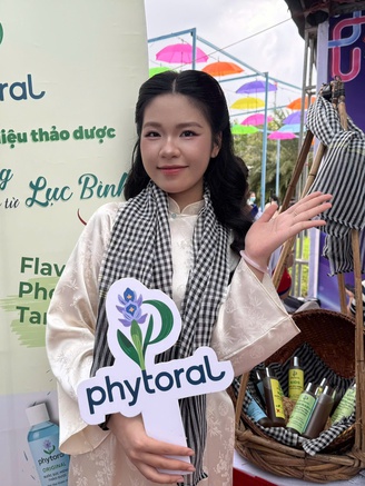 Gen Z miền Tây 'gây sốt' với nước súc miệng chiết xuất từ cây... lục bình