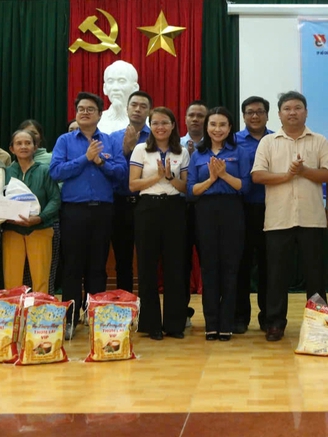 T.Ư Đoàn trao quà, hỗ trợ kinh phí xây nhà cho người dân vùng bão