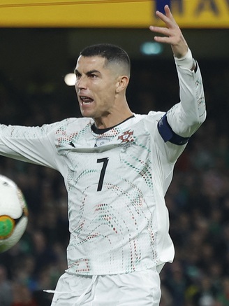 Ronaldo bị thẻ đỏ khiến Bồ Đào Nha chưa thể đến World Cup, play-off châu Á vẫn nóng