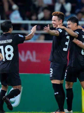 Đội tuyển Thái Lan thắng nhọc Singapore nhờ 'đặc sản’ quen thuộc: Người thay HLV Ishii còn đầy nỗi lo