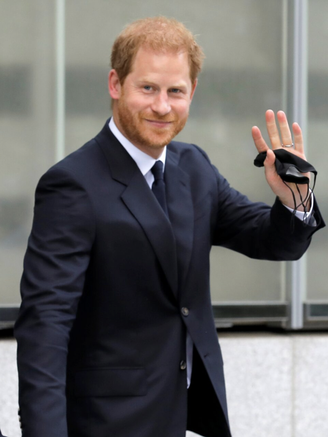 Lý do Hoàng tử Harry - Meghan Markle bị xóa khỏi ảnh tiệc nhà Kardashian
