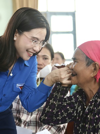 Người dân vùng lũ Phú Mỡ xúc động khi được hỗ trợ kinh phí xây nhà