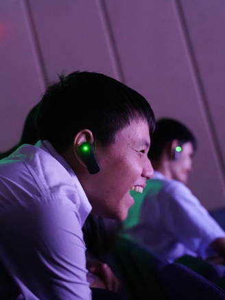 Người khiếm thị rủ nhau đi xem kịch