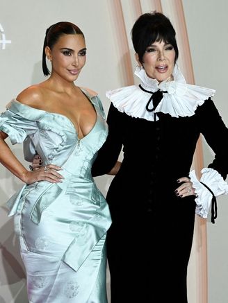 Kim Kardashian và mẹ ruột bị tố cố ý tung băng sex chấn động một thời