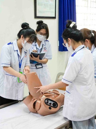 Sinh viên khối ngành y - sinh học đang có cơ hội rộng mở