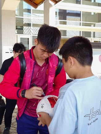 HLV Kim Sang-sik và đội tuyển Việt Nam đã đến Lào an toàn, không chủ quan khi đấu chủ nhà