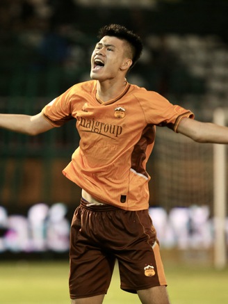 Trung vệ HAGL cao 1,95 m sẵn sàng cùng U.23 Việt Nam đánh bại U.23 Hàn Quốc