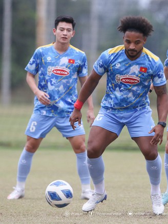 Xuân Son rê bóng, đồng đội trầm trồ ngắm nhìn: Chắc chắn đá trận gặp Lào