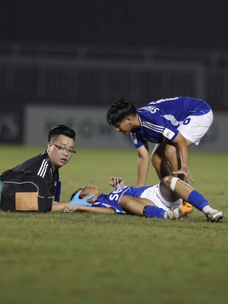 Cầu thủ Singapore bất tỉnh trong trận gặp CLB nữ TP.HCM: Đã tỉnh táo, không nguy hiểm tính mạng