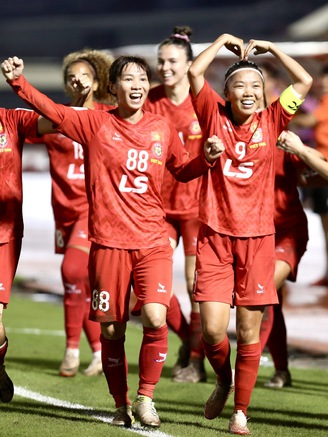 Chủ tịch VFF khen ngợi CLB nữ TP.HCM vì sớm vào tứ kết châu Á, thưởng 300 triệu đồng