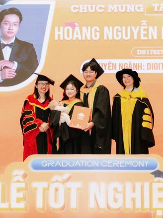 Đôi vợ chồng bế con lên sân khấu nhận bằng tốt nghiệp 'gây sốt' mạng