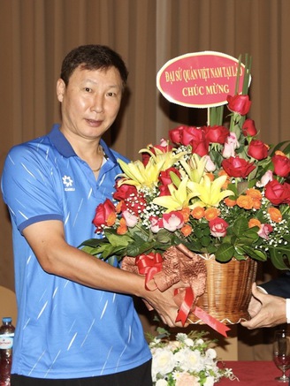 Đội tuyển Việt Nam nhận tình cảm đặc biệt tại Lào, quyết thắng trong cuộc đua giành vé châu Á